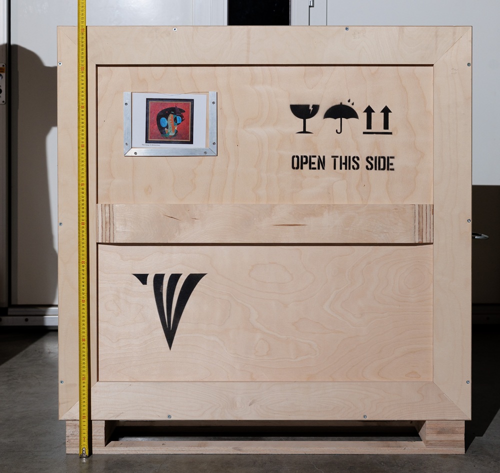Hauteur du crate pour Le Roi de la Démocratie, 2018 avec mètre ruban