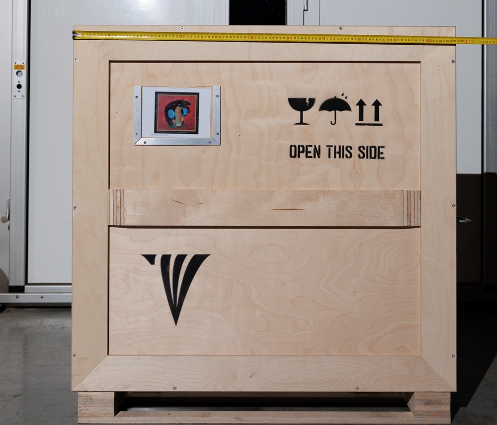 Largeur du crate pour Le Roi de la Démocratie, 2018 avec mètre ruban