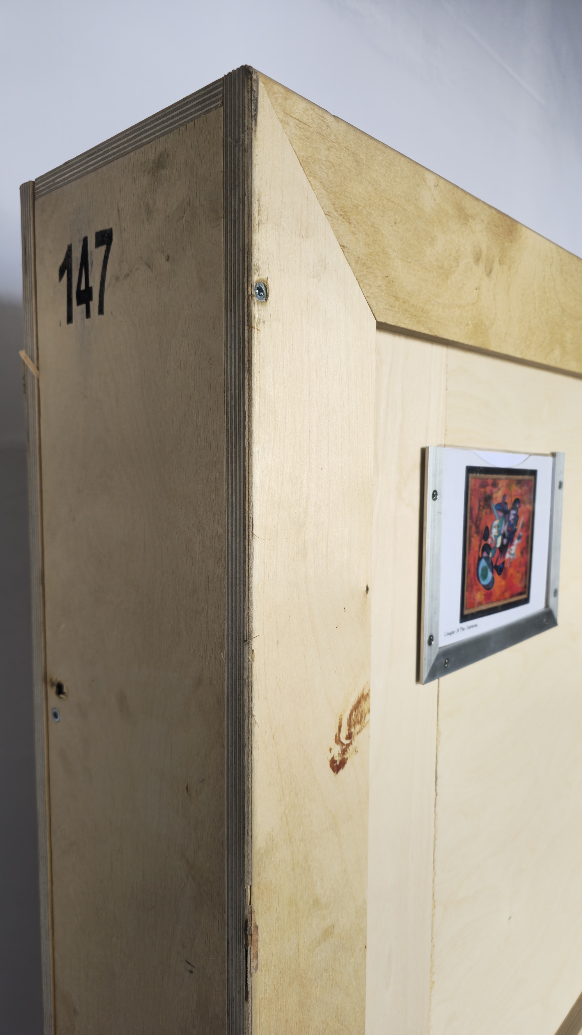 Marquages d’identification sur la caisse pour Le Couple de l’Univers, 2006
