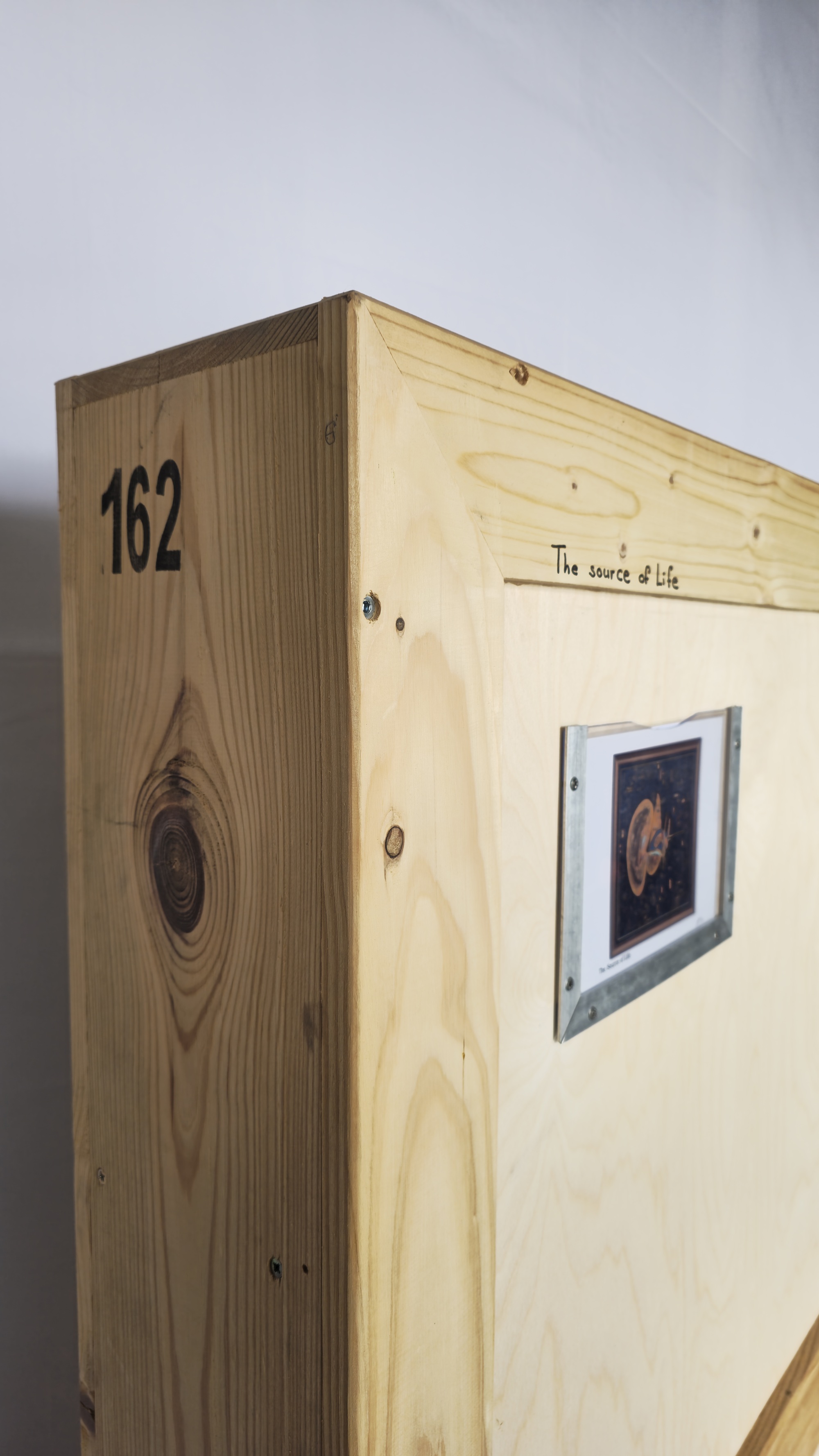 Marquages d’identification sur la caisse pour La source de la vie, 2007