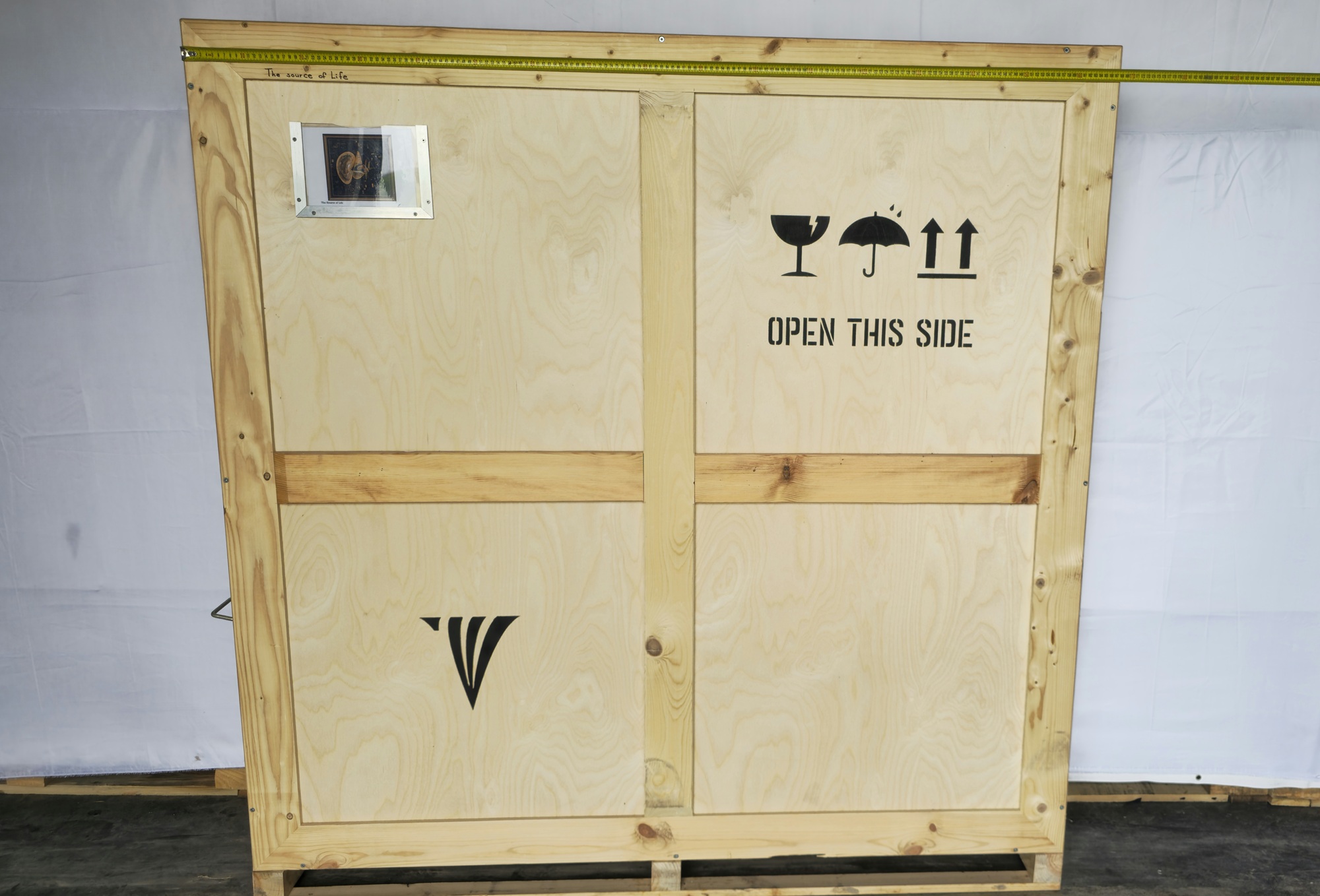 Référence de largeur de la caisse pour La source de la vie, 2007 avec mètre ruban